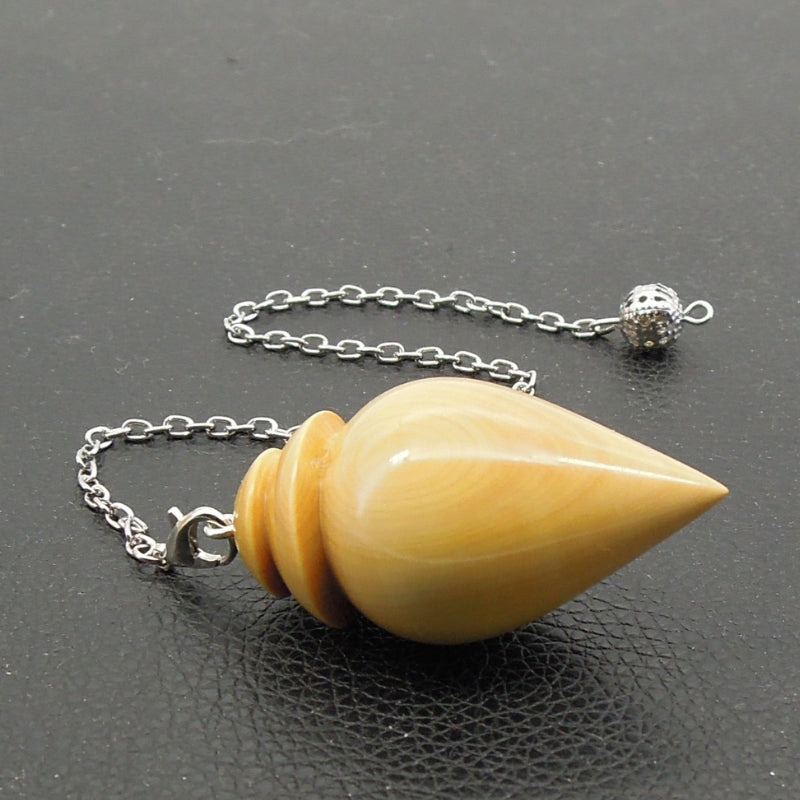 Pendule artisanal de radiesthésie en buis avec chainette.
