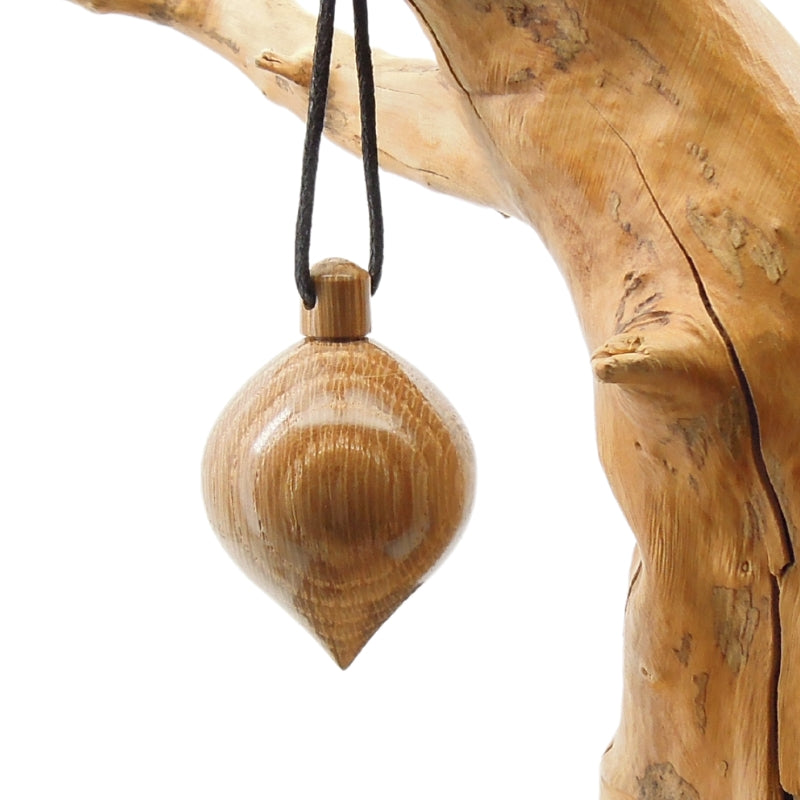 Pendule artisanal divinatoire de radiesthésie en chêne avec oeilleton.