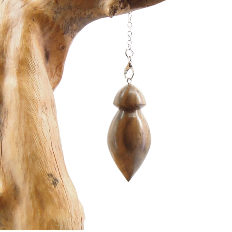 Pendule artisanal de radiesthésie en noyer d'amérique avec chainette