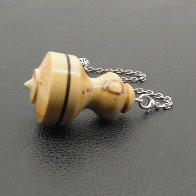 Pendule artisanal de radiesthésie en buis avec chainette.