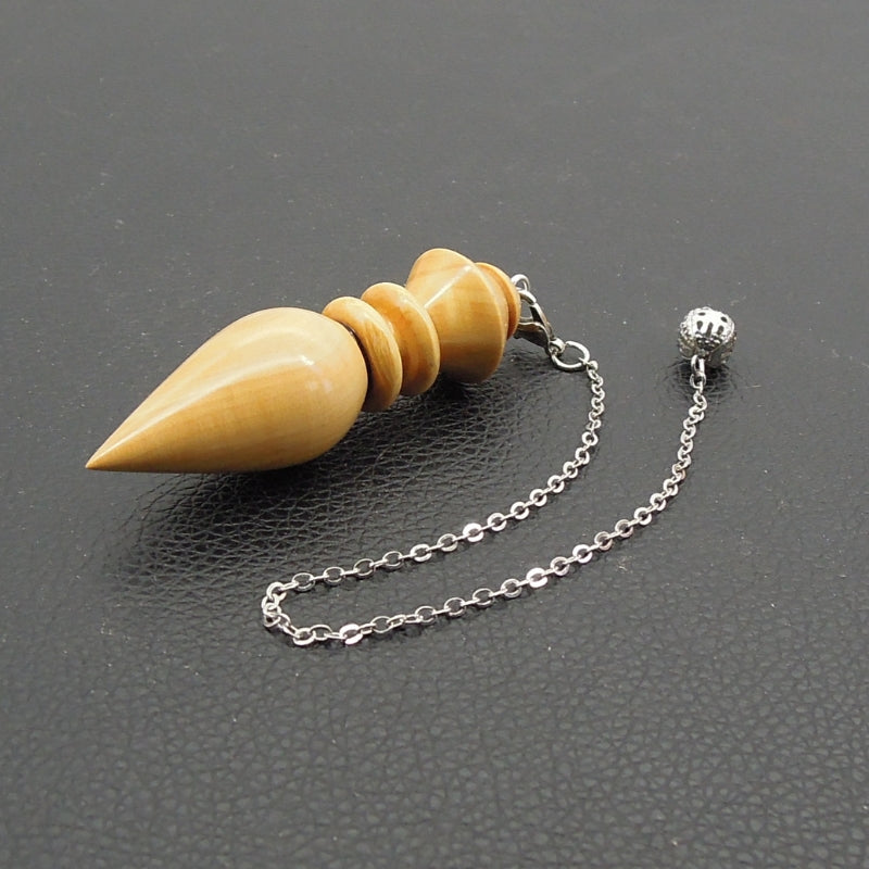 Pendule artisanal de radiesthésie en buis avec chainette.
