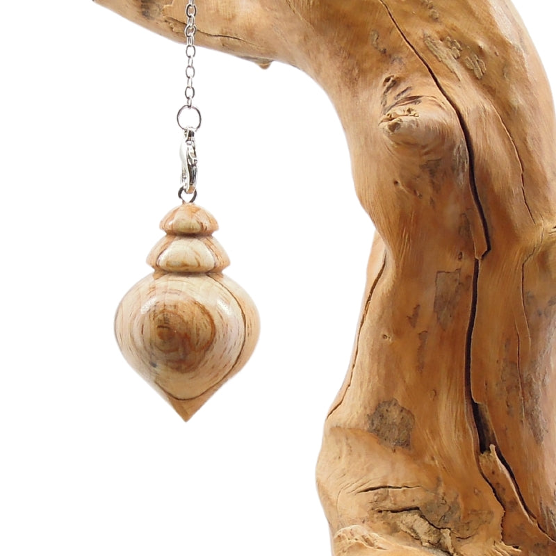 Pendule artisanal de radiesthésie en hêtre échauffé avec chainette.