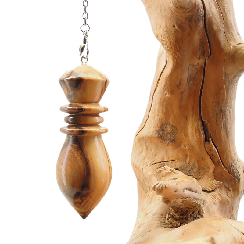 Pendule artisanal divinatoire en olivier avec chainette..