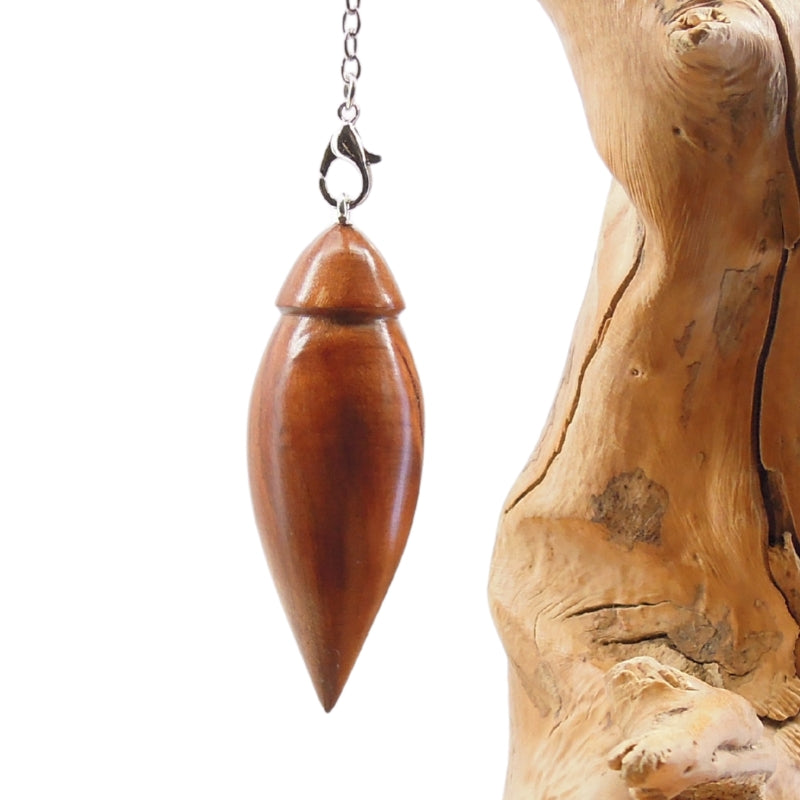 Pendule artisanal de radiesthésie en prunier avec chainette.
