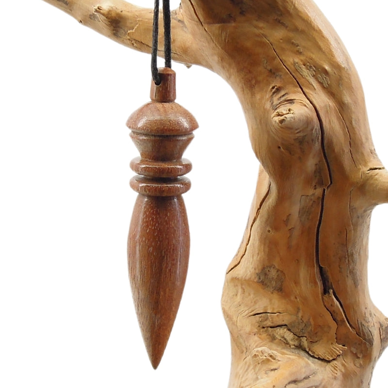 Pendule radiesthésie en bois exotique avec oeilleton.