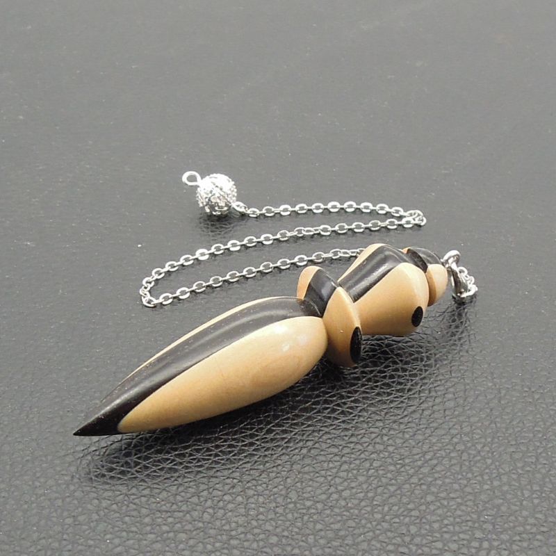 Pendule artisanal de radiesthésie en buis et ébène avec chainette.