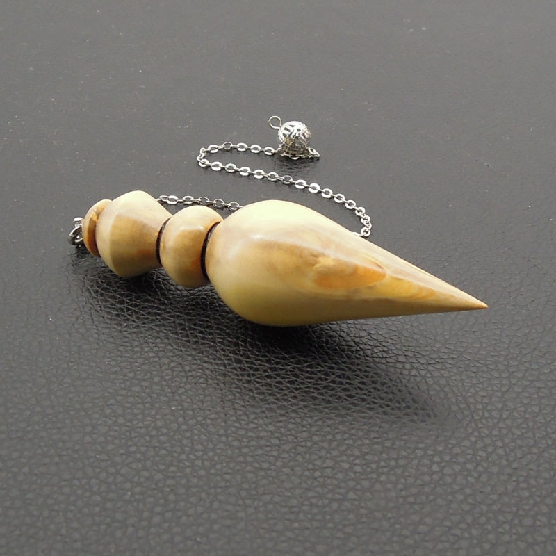 Pendule artisanal divinatoire en buis avec chainette.