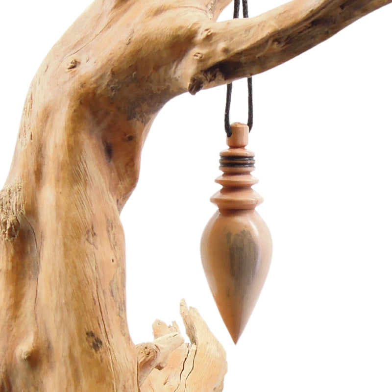 Pendule artisanal de radiesthésie en cornouiller avec oeilleton.