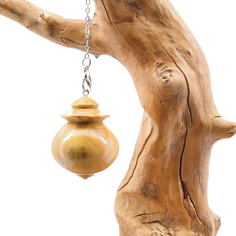 Pendule artisanal divinatoire de radiesthésie en buis avec chainette.