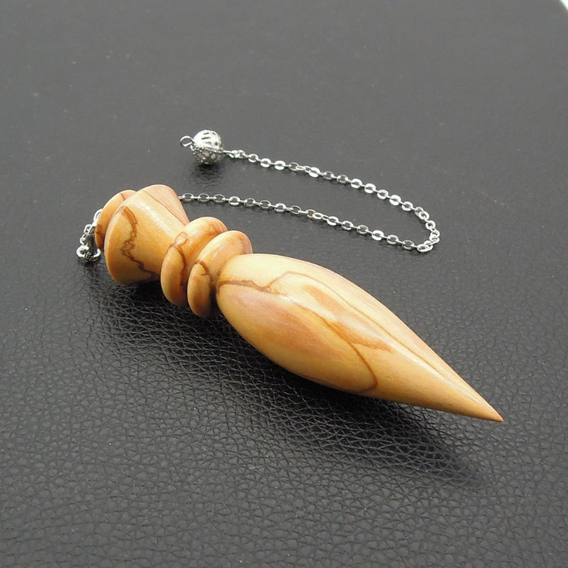 Pendule artisanal en olivier avec chainette.