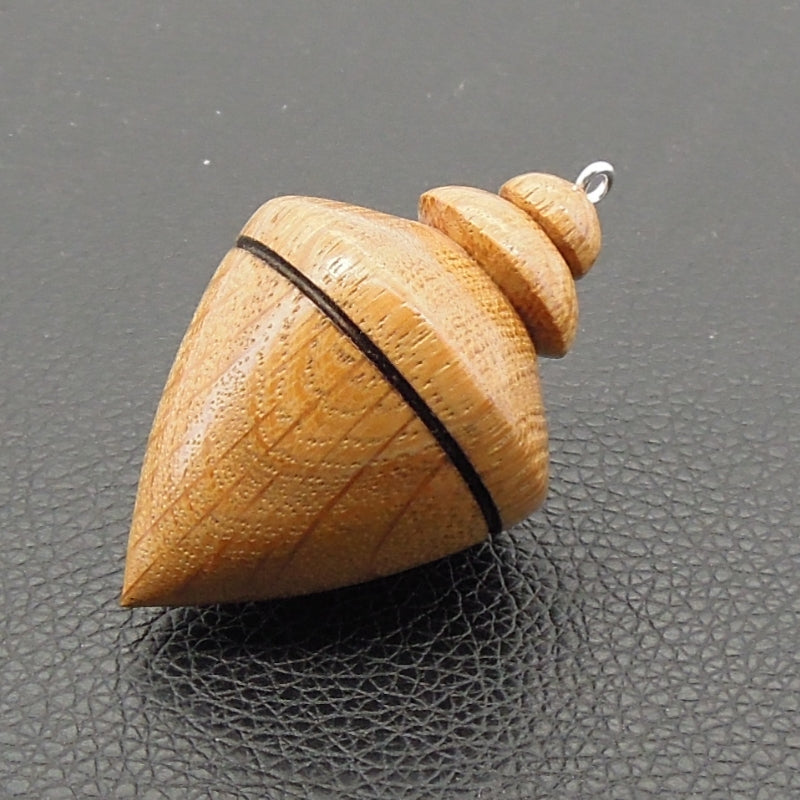Pendule artisanal divinatoire de radiesthésie en chêne avec chainette.