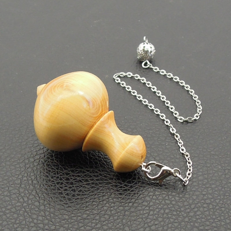 Pendule artisanal de radiesthésie en buis avec chainette.