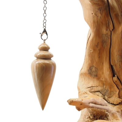 Pendule artisanal divinatoire de radiesthésie en chêne avec chainette.