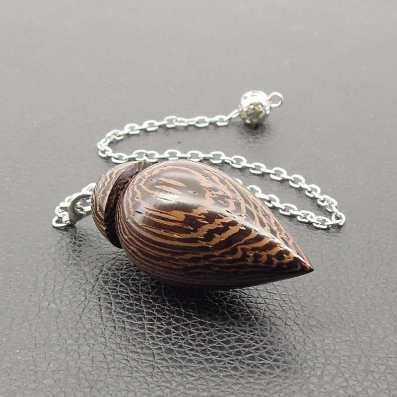 Pendule artisanal de radiesthésie en wenge avec chainette.