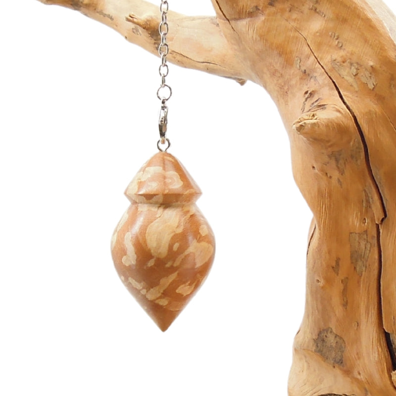 Pendule artisanal de radiesthésie en bois indéterminé avec chainette