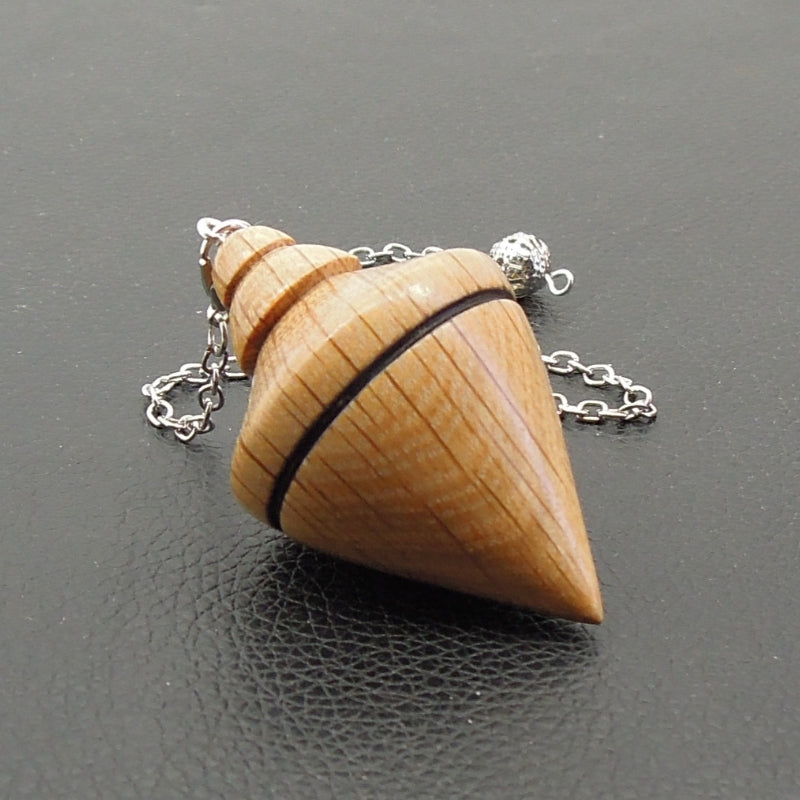 Pendule artisanal divinatoire de radiesthésie en chêne plombé avec chainette.