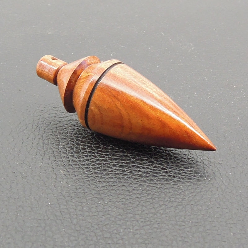 Pendule artisanal de radiesthésie en prunier avec oeilleton.