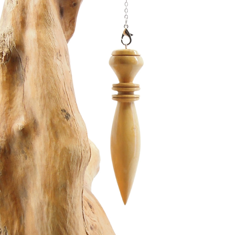 Pendule artisanal divinatoire en buis avec chainette.
