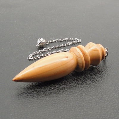 Pendule artisanal divinatoire en if avec chainette.