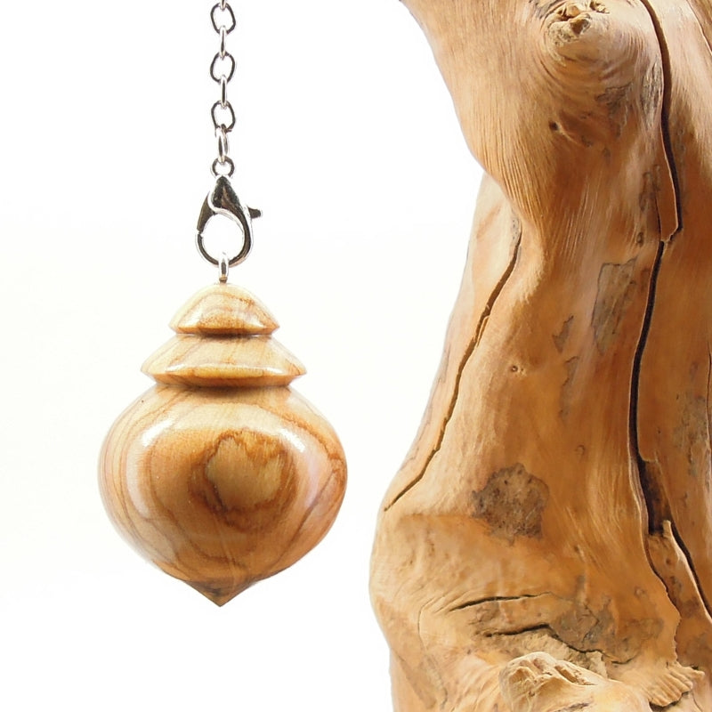 Pendule artisanal divinatoire en olivier avec chainette.