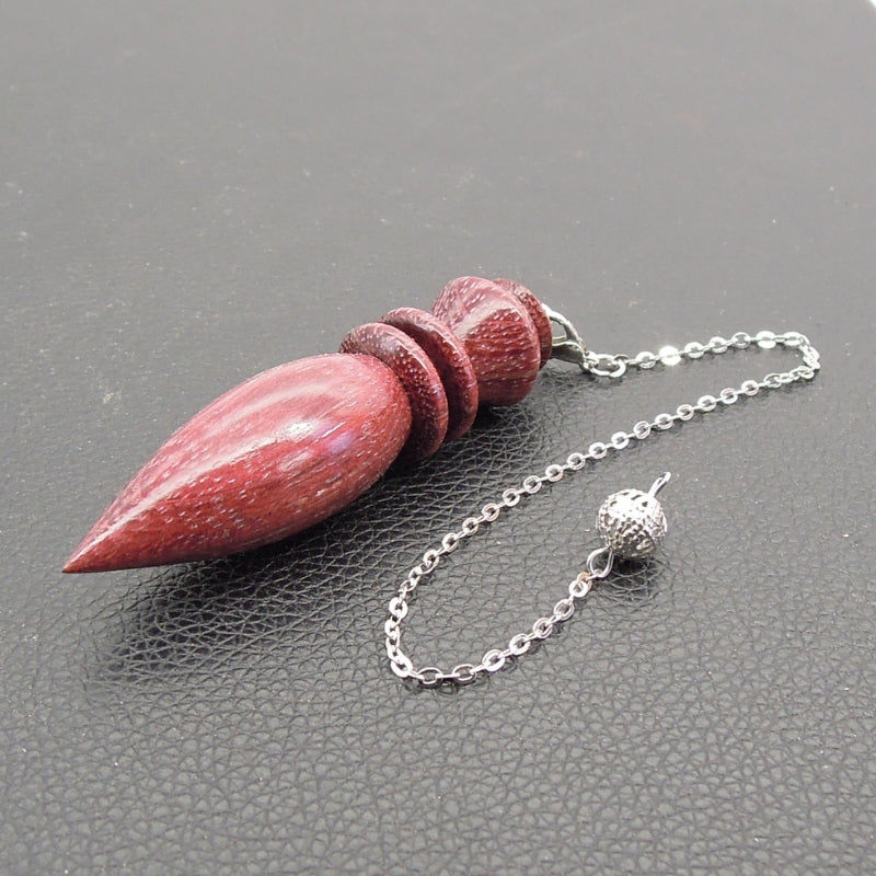 Pendule artisanal de radiesthésie en amarante avec chainette.