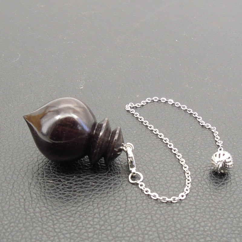 Pendule artisanal divinatoire de radiesthésie en ébène avec chainette.