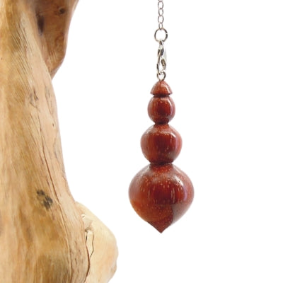 Pendule radiesthésie en padouk avec chainette.