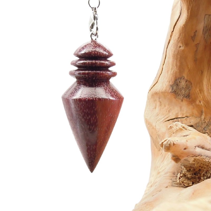 Pendule artisanal de radiesthésie en amarante avec chainette.