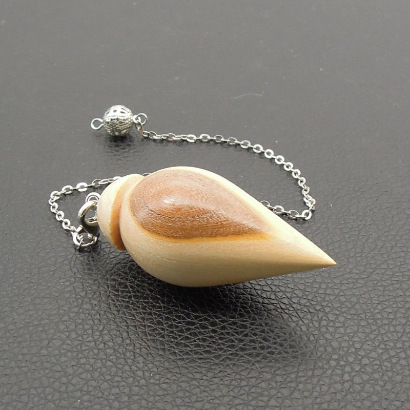 Pendule artisanal de radiesthésie en nerprun avec chainette.