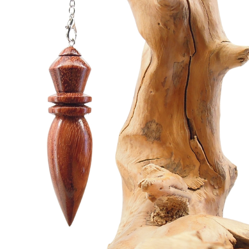 Pendule artisanal de radiesthésie en bubinga avec chainette.