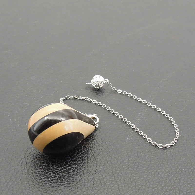 Pendule artisanal de radiesthésie en buis et ébène avec chainette.