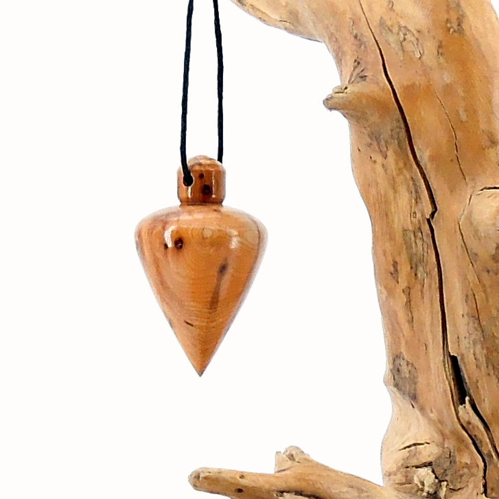 Pendule artisanal divinatoire en if avec oeilleton.