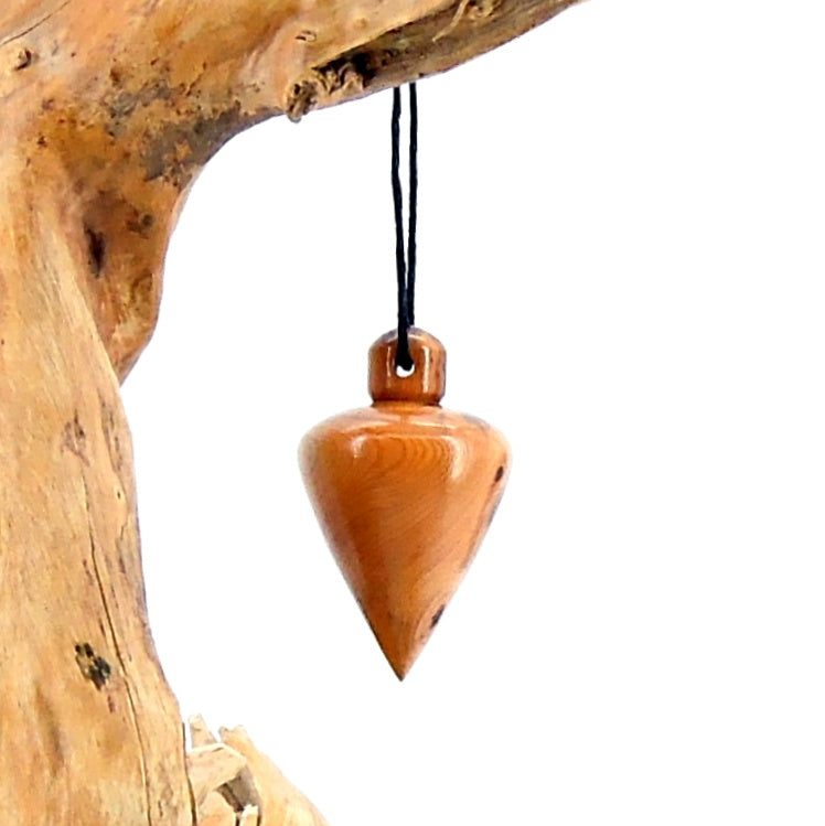 Pendule artisanal divinatoire en if avec oeilleton.