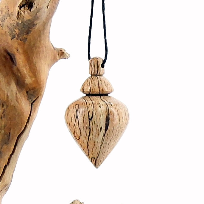 Pendule artisanal divinatoire en hêtre échauffé avec oeilleton.