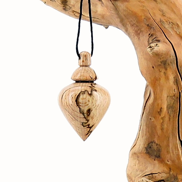 Pendule artisanal divinatoire en hêtre échauffé avec oeilleton.