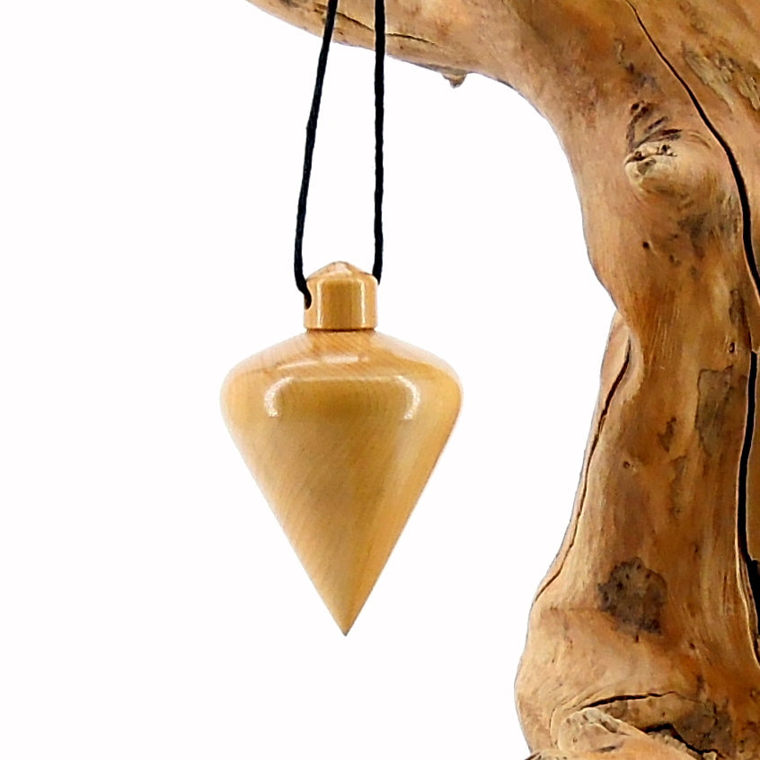 Pendule artisanal divinatoire en buis avec oeilleton.