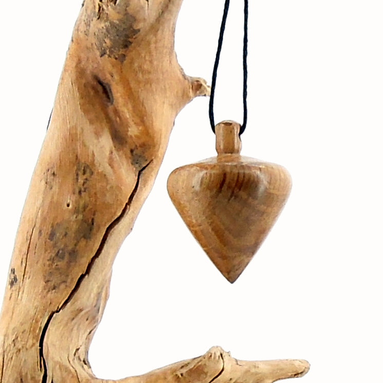 Pendule artisanal divinatoire en chêne avec oeilleton.