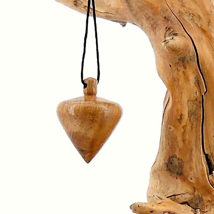 Pendule artisanal divinatoire en chêne avec oeilleton.