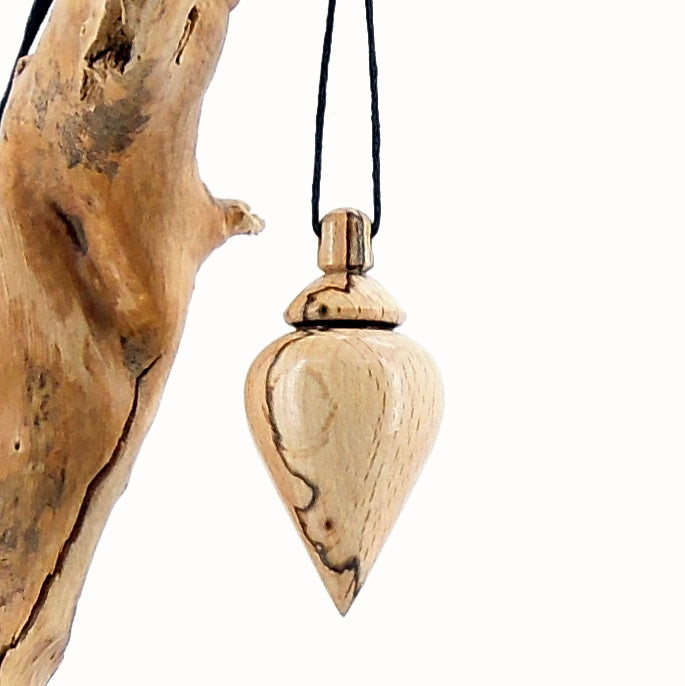 Pendule artisanal de radiesthésie en hêtre échauffé avec oeilleton.
