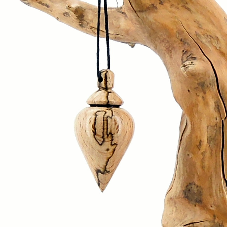 Pendule artisanal de radiesthésie en hêtre échauffé avec oeilleton.