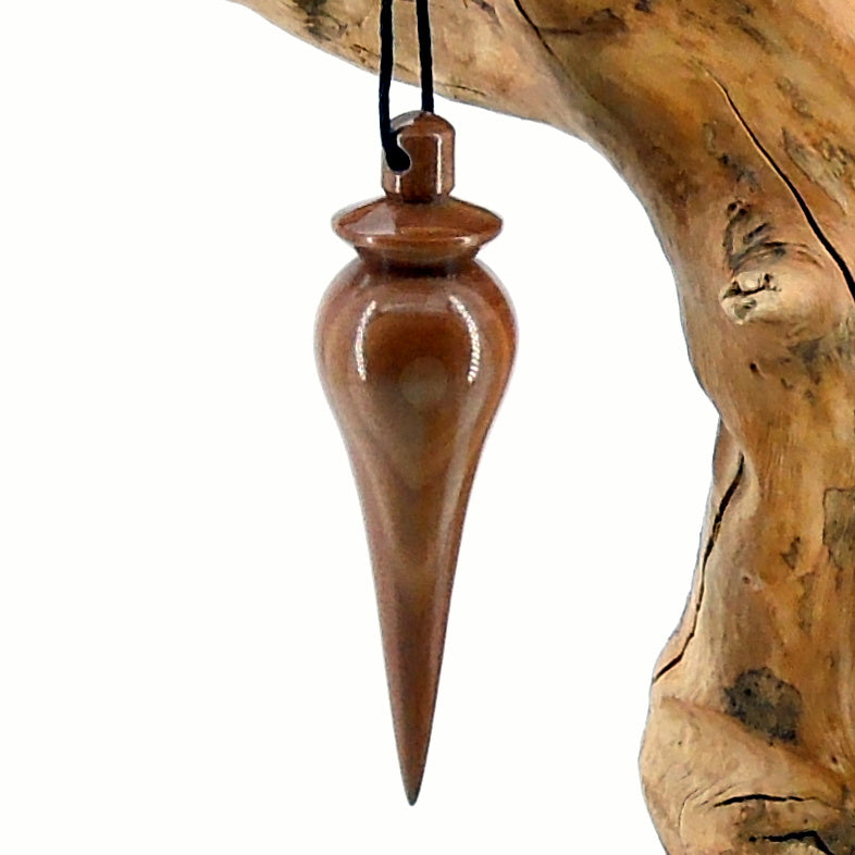 Grand pendule artisanal de radiesthésie en orme avec oeilleton.