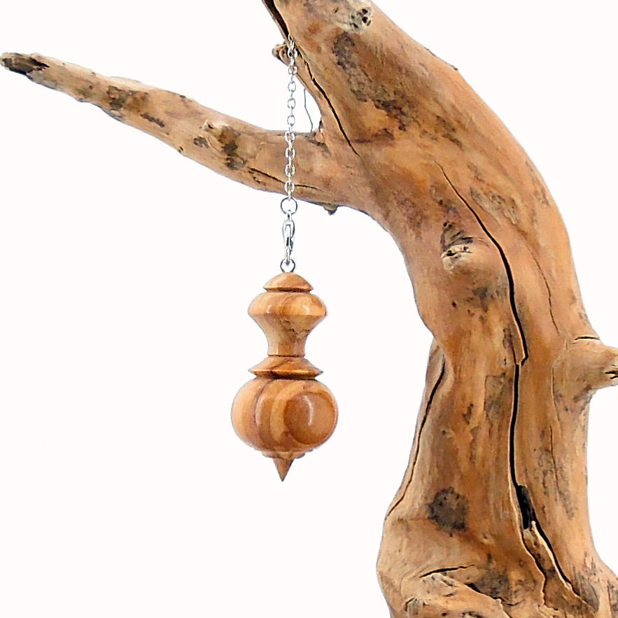 Pendule artisanal en olivier avec chainette.