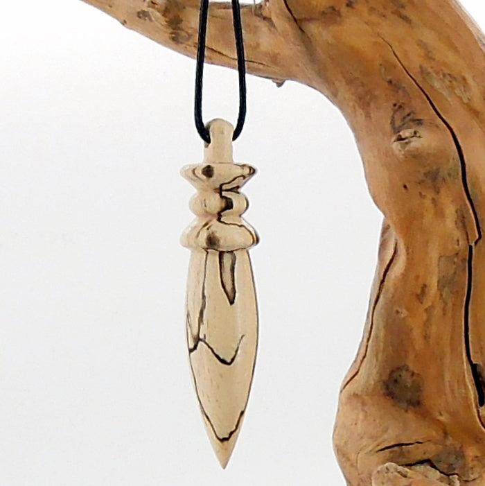 Pendule artisanal divinatoire en hêtre échauffé avec oeilleton.