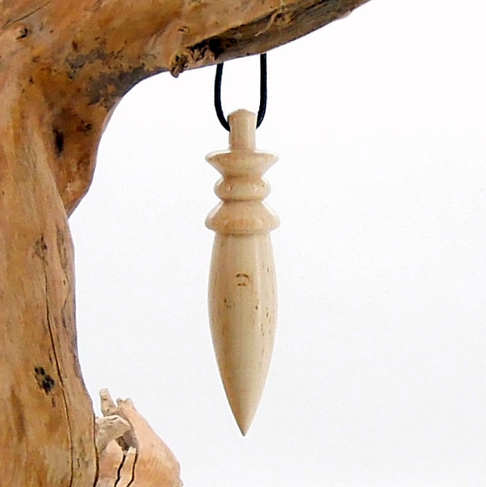 Pendule artisanal divinatoire en hêtre échauffé avec oeilleton.