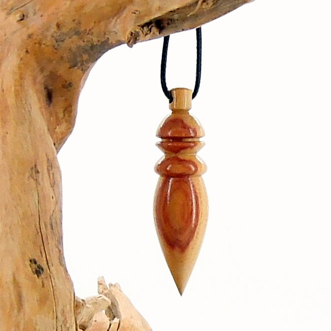 Pendule artisanal de radiesthésie en bois de rose avec oeilleton.