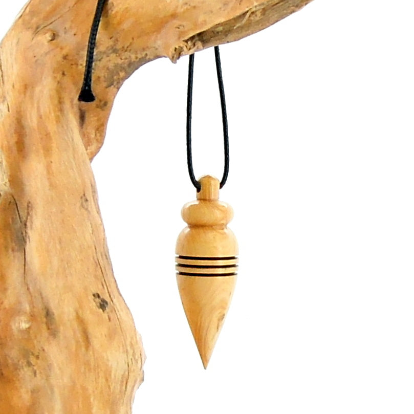 Pendule artisanal de radiesthésie en buis avec oeilleton.