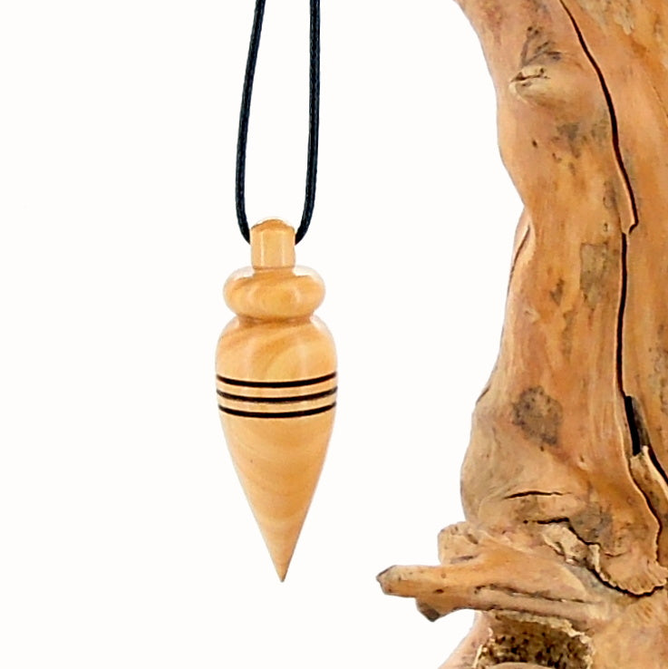 Pendule artisanal de radiesthésie en buis avec oeilleton.