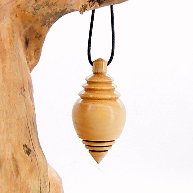 Pendule artisanal de radiesthésie en buis avec oeilleton.