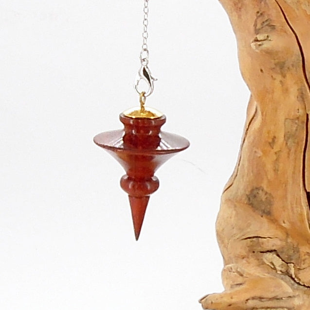 Pendule radiesthésie en padouk avec coupelle métal et chainette.