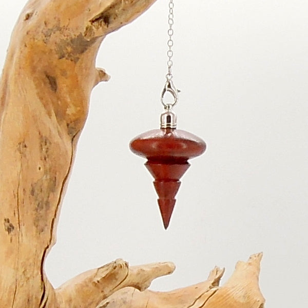 Pendule radiesthésie en padouk avec chainette et attache argentée.